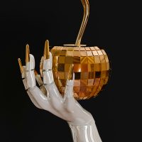 WEBRE-Fényes alma kézben tartva